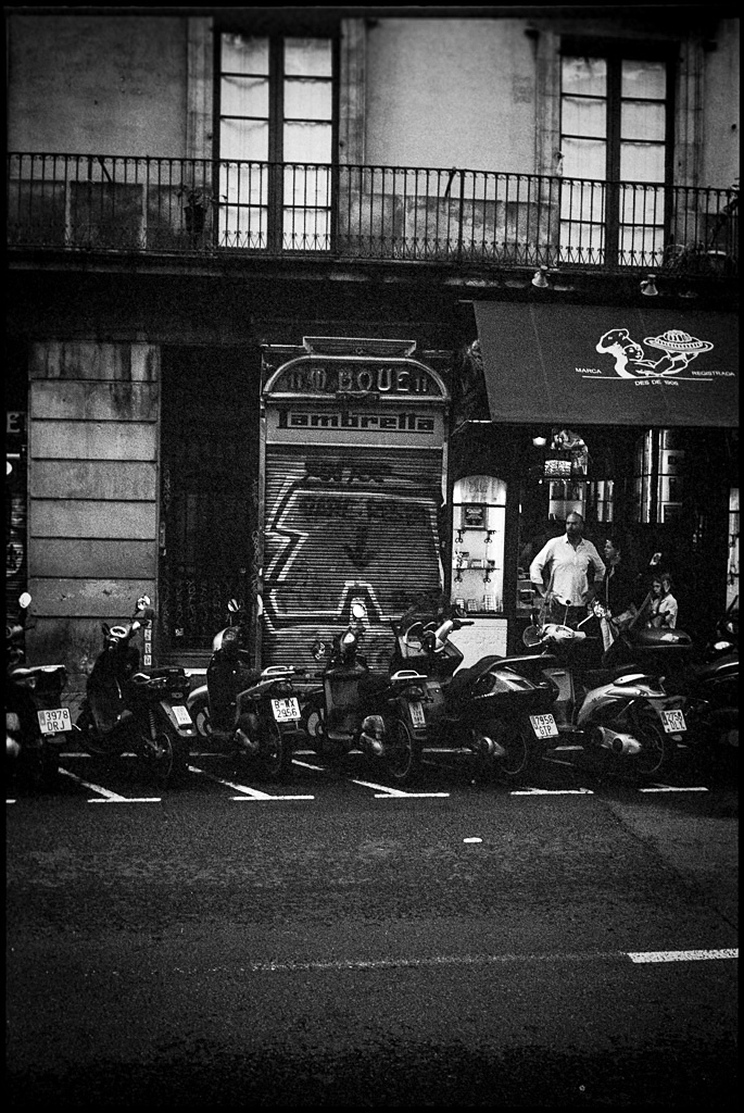 Barcelona street, Leica M6, Tri-X 400@1600, Rodinal 1:50